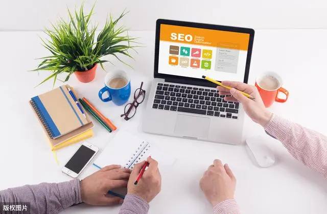 老头乐逆行撞上劳斯莱斯